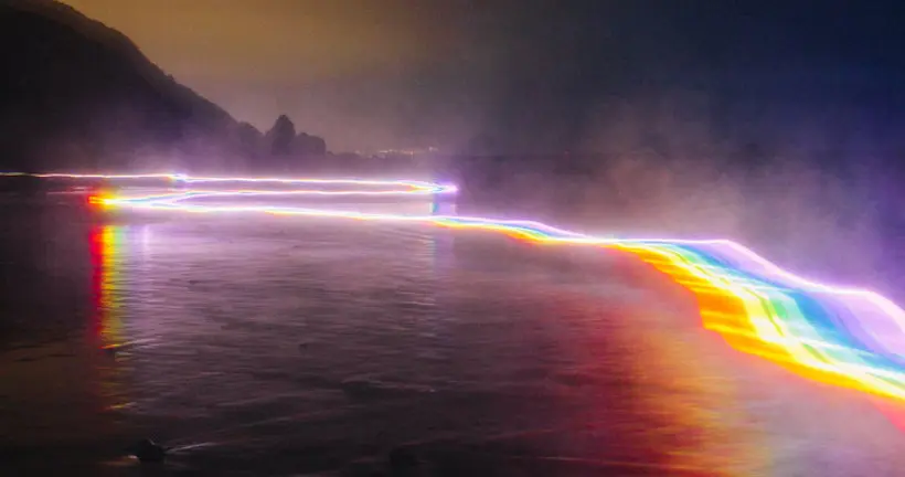Daniel Mercadante illumine des paysages glacés d’arcs-en-ciel éclatants