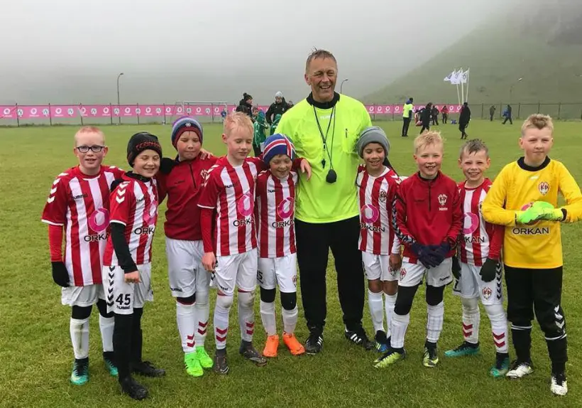 A peine rentré de la Coupe du Monde, le sélectionneur de l’Islande est devenu arbitre d’un tournoi de jeunes