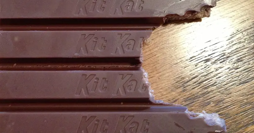 Est-il humain de manger un Kit Kat de cette manière ?