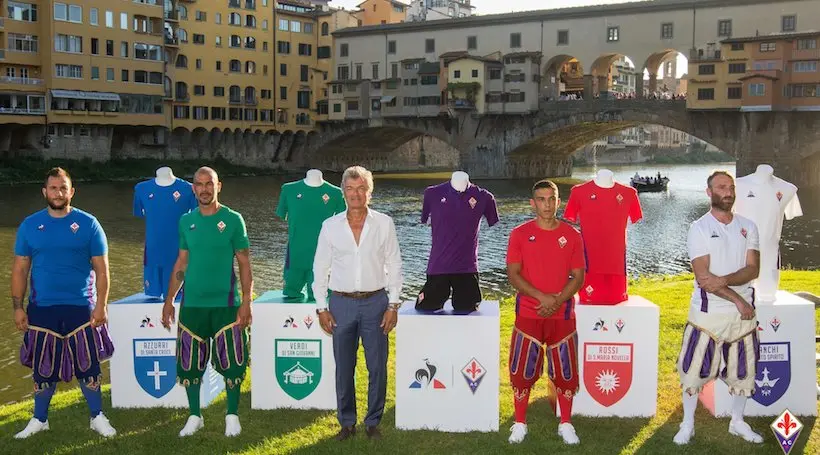 La Fiorentina dévoile quatre maillots extérieurs pour la saison prochaine, représentant les quartiers de la ville
