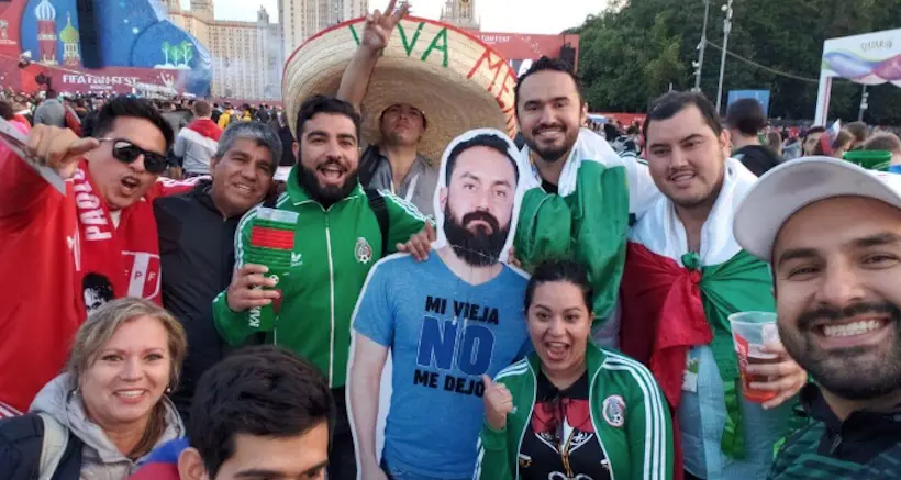 Des supporters mexicains ont imprimé (en taille réelle) une photo d’un ami privé de mondial par sa femme… et la font voyager partout