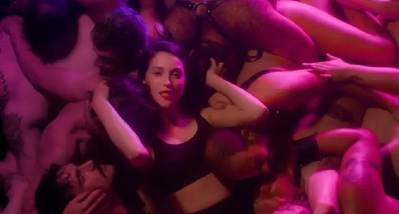 St. Vincent investit un club gay dans le clip charnel de “Fast Slow Disco”