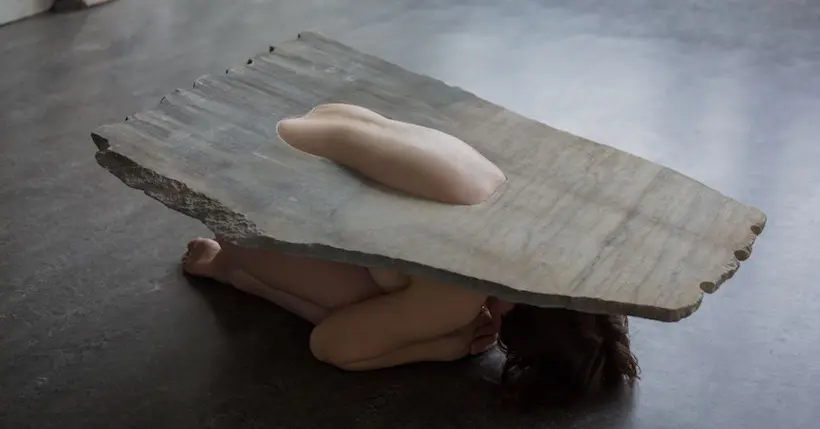 Entre performance et sculpture, cette artiste imbrique des corps humains dans des blocs de marbre