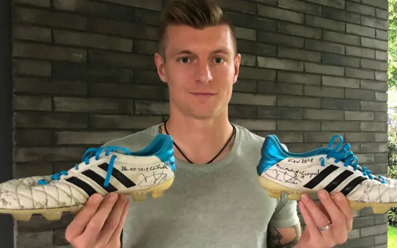 Toni Kroos met aux enchères ses crampons de la finale de la Ligue des Champions pour aider les enfants malades