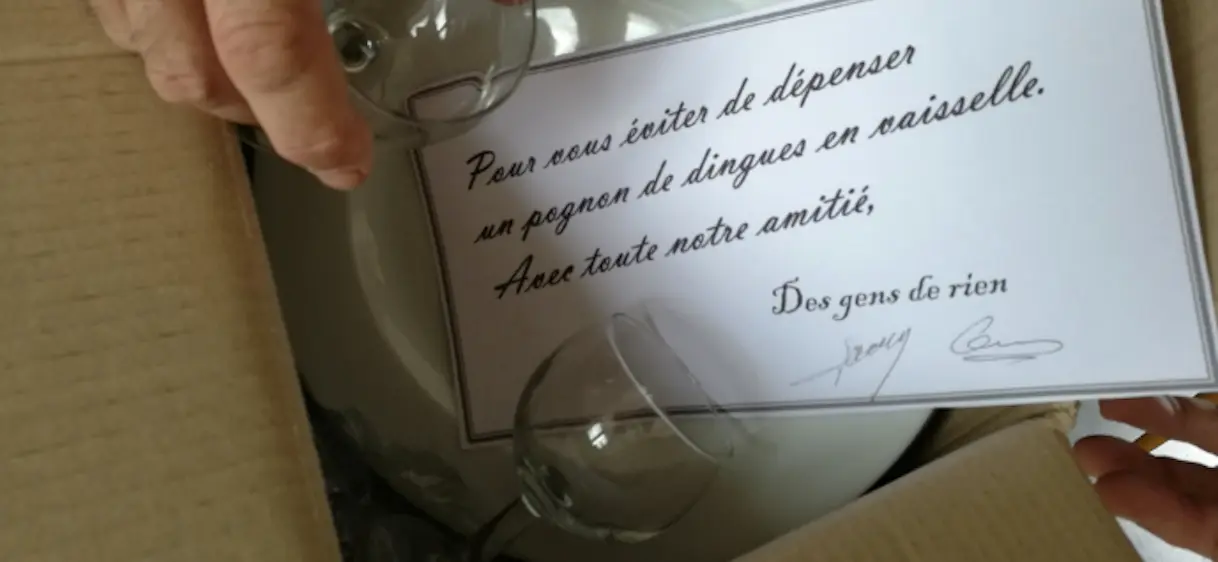 Un couple envoie de la vaisselle aux Macron pour “leur éviter de dépenser un pognon de dingue”
