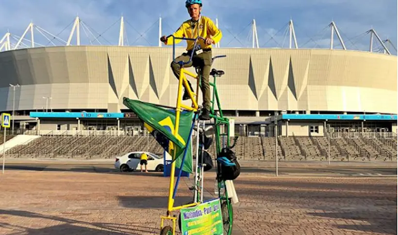 L’histoire folle d’un supporter brésilien qui a assisté à huit Coupes du monde avec sa bicyclette géante