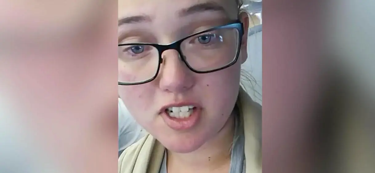 Vidéo : une jeune suédoise bloque un avion pour arrêter l’expulsion d’un migrant