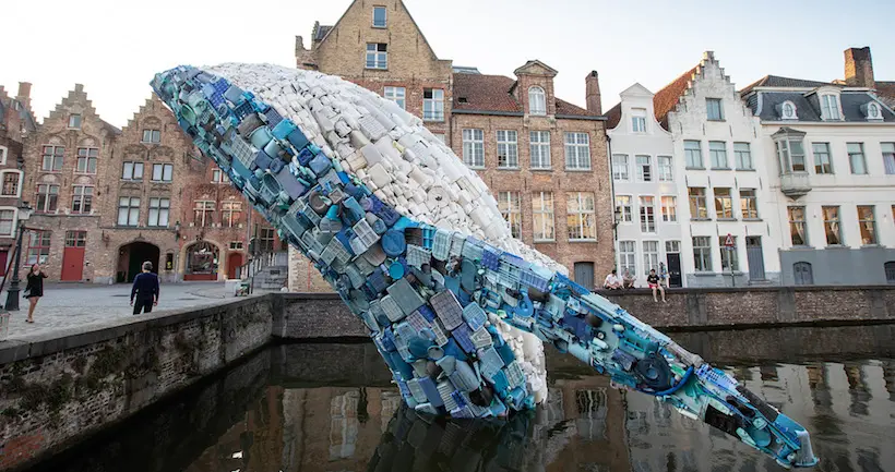 À Bruges, cette sculpture monumentale de baleine a été réalisée avec 5 tonnes de déchets plastiques des océans
