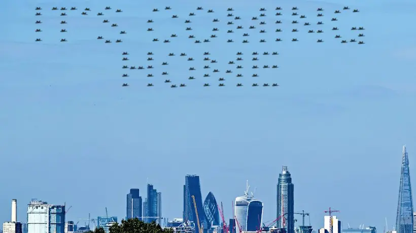 Vidéo : des vidéastes anglais détournent la parade de la Royal Air Force pour créer un “It’s coming home” géant