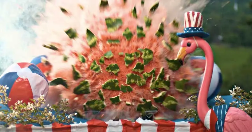 Vidéo : pour célébrer le 4 juillet, cet artiste fait exploser des plats typiques de la fête nationale américaine