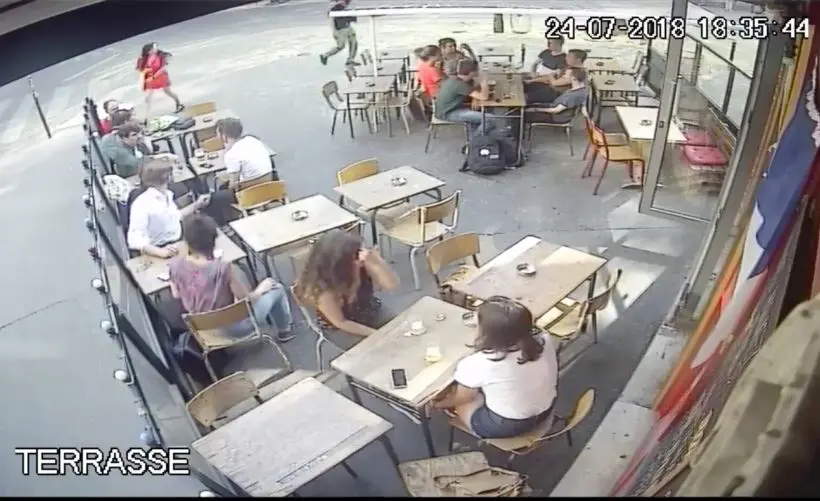 Vidéo : en pleine rue, une femme se fait frapper après avoir répondu à l’homme qui la harcelait