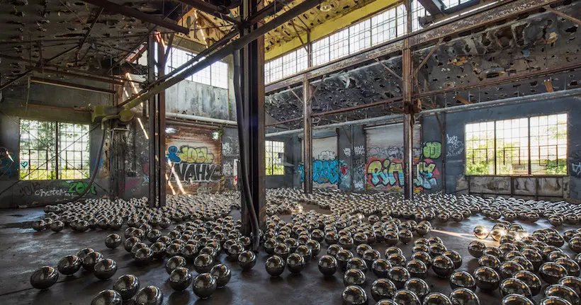 L’artiste japonaise Yayoi Kusama a rempli une gare abandonnée de 1 500 sphères réfléchissantes