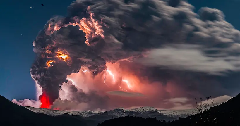 Foudre et fumée volcanique en spectacle dans les images sensationnelles de Francisco Negroni