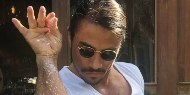 Surprise : le restaurateur Salt Bae dévoile (finalement) un menu “low cost” à 45 balles