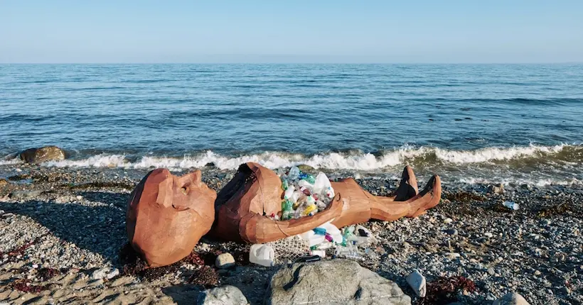 Une statue de 6 mètres à l’effigie de Theresa May, pleine de déchets, dénonce sa politique environnementale