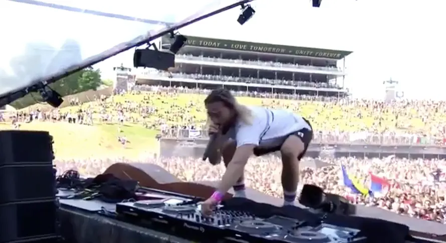 Vidéo : à Tomorrowland, ce DJ a défoncé les frontières du malaise