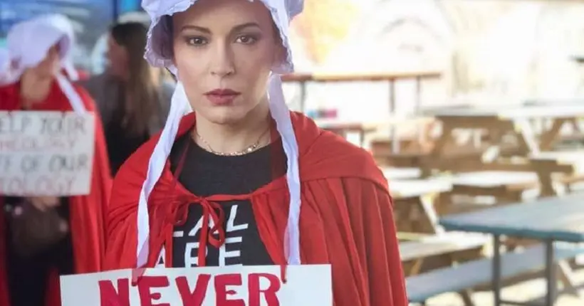 Alyssa Milano s’habille en Handmaid pour protéger le droit à l’avortement