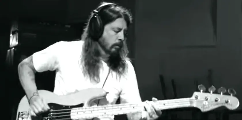 À voir : dans le docu Play, Dave Grohl enregistre lui-même un morceau avec 7 instruments