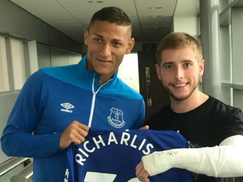 Un supporter d’Everton reçoit le maillot dédicacé d’un joueur après s’être blessé… en célébrant un but de ce dernier