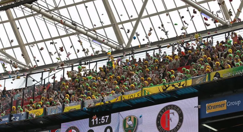 Vidéo : en plein match, les supporters du Feyenoord ont lancé une pluie de peluches depuis les tribunes