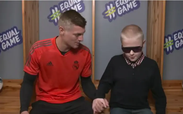 Vidéo : à l’occasion de la Supercoupe d’Europe, un jeune fan aveugle a pu rencontrer Toni Kroos