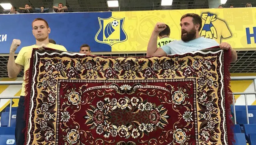 En D1 Russe, un club crée un 4e maillot en hommage à un tapis (horrible) ramené au stade par un fan