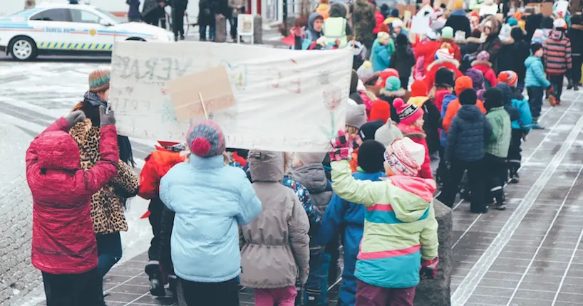 Hambourg : des enfants manifestent contre leurs parents