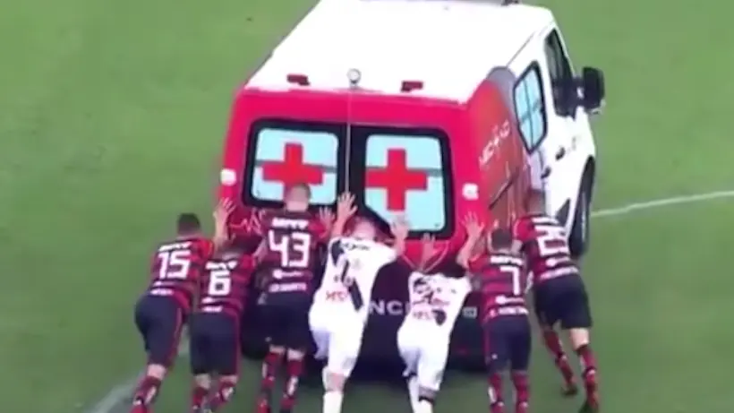 Vidéo : au Brésil, des joueurs ont dû pousser une ambulance en panne sur la pelouse