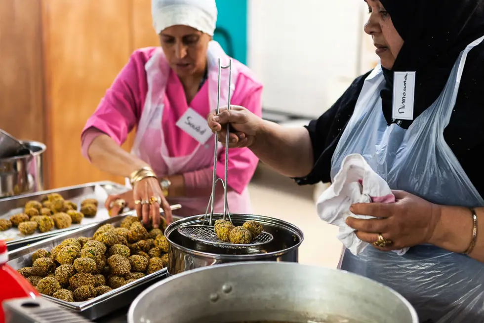 Des réfugiés aux fourneaux du premier resto du Recho, l’asso qui fait rimer cuisine et inclusion