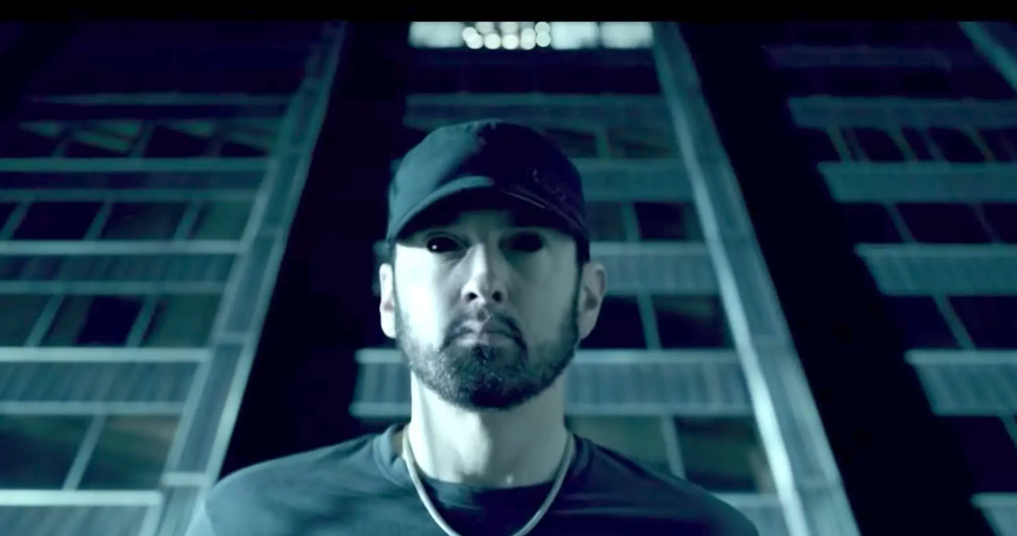 Eminem affronte ses détracteurs dans l’obscur clip de “Fall”