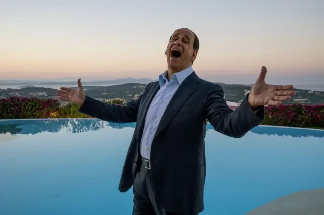 Toni Servillo incarne Berlusconi dans le trailer sulfureux de Silvio et les autres