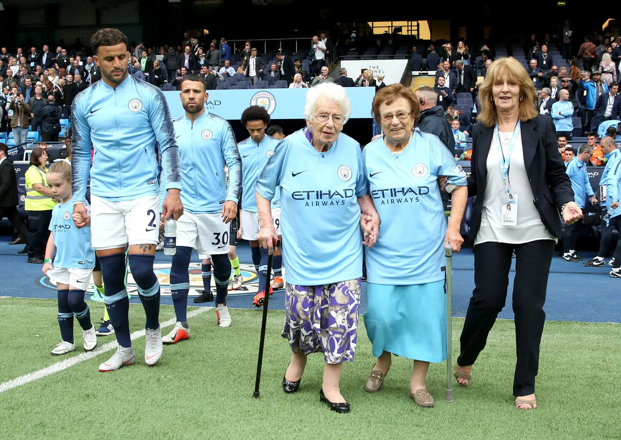 Vidéo : deux supportrices de 98 et 102 ans sont rentrées sur la pelouse avec les joueurs de City samedi
