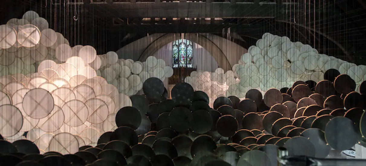 Avec ses installations monumentales, Jacob Hashimoto mêle le numérique à l’art ancestral asiatique