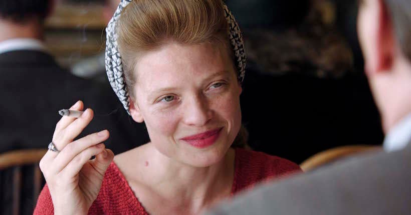 L'actrice Mélanie Thierry souriant une cigarette à la main, dans le film Marguerite Duras, 