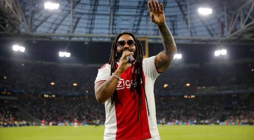 Vidéo : le fils de Bob Marley a enflammé les supporters de l’Ajax à la mi-temps du match contre l’AEK