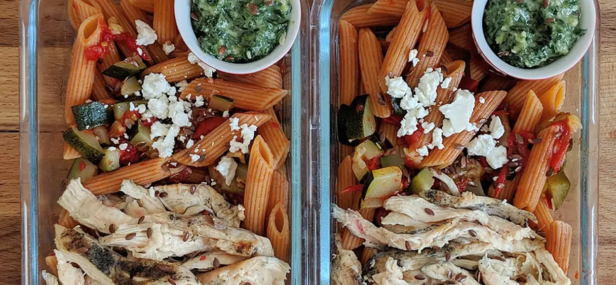 Tuto meal prep : pâtes de lentilles corail, poulet grillé et pesto d’estragon