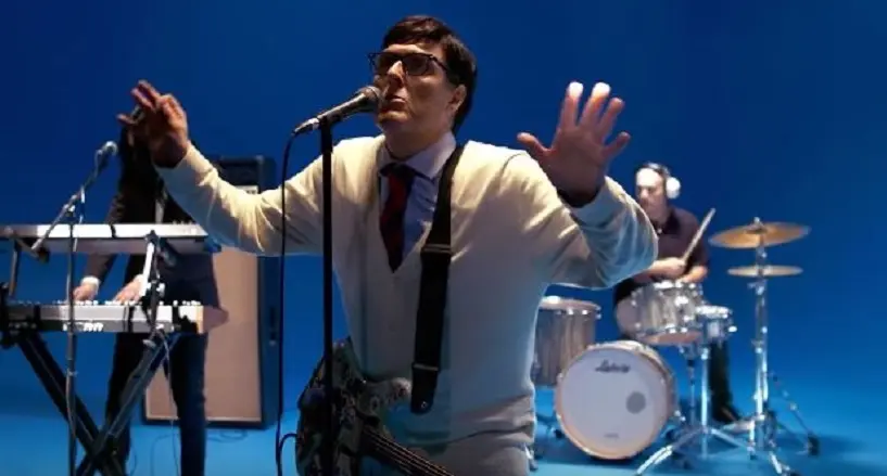 Weezer balance le clip loufoque de sa reprise du cultissime “Africa”