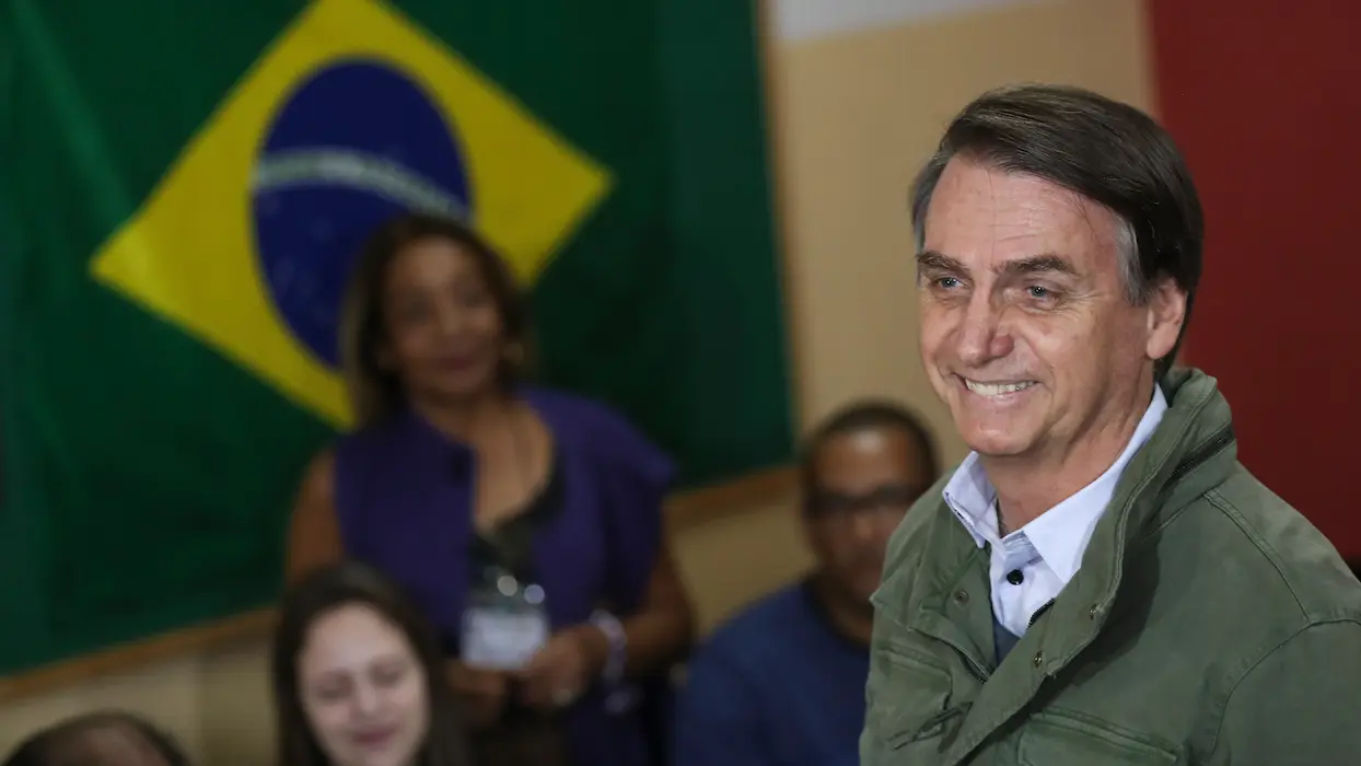 De “Hitler” à “l’ombre brune” : les réactions politiques se multiplient après l’élection de Bolsonaro