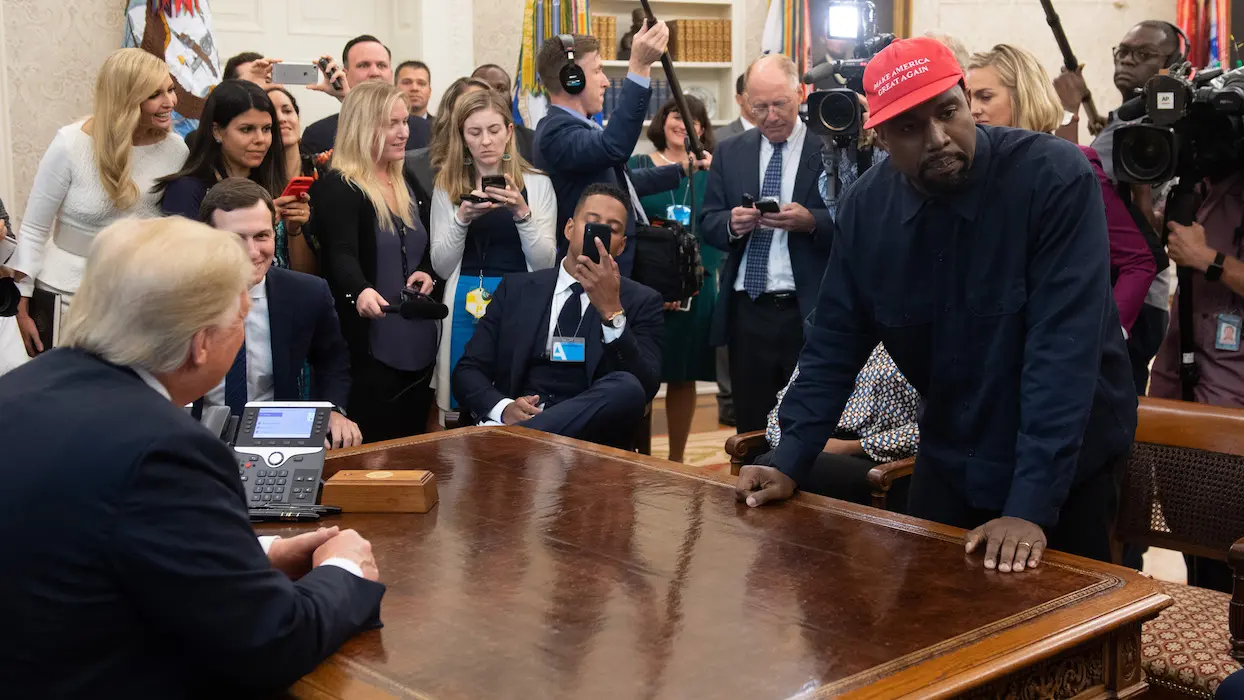 “Je me rends compte que j’ai été utilisé” : Kanye West fait marche arrière et s’éloigne de la politique