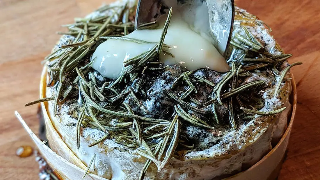 Tuto : un camembert rôti au miel et romarin en attendant l’hiver