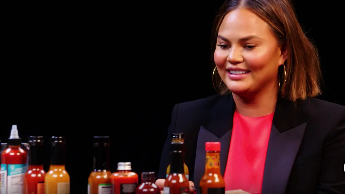 Vidéo : Chrissy Teigen, la foodie la plus cool d’Internet, s’attaque aux ailes épicées de Hot Ones