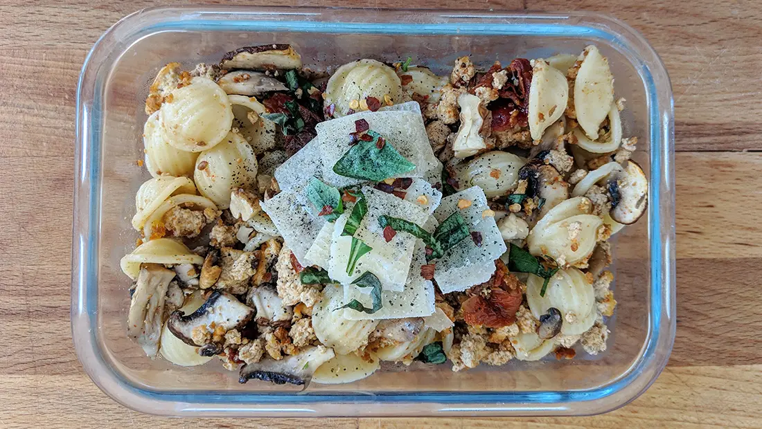 Tuto meal prep : pâtes au tofu croustillant, champignons et tomates confites