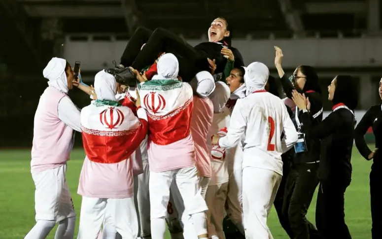 L’histoire de Katayoun Khosrowyar, l’entraîneure qui veut révolutionner le football féminin en Iran