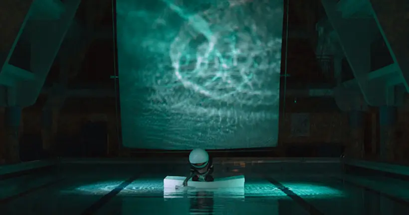 Dans une piscine, cette installation d’un cosmonaute à la dérive vous plongera dans une douce rêverie
