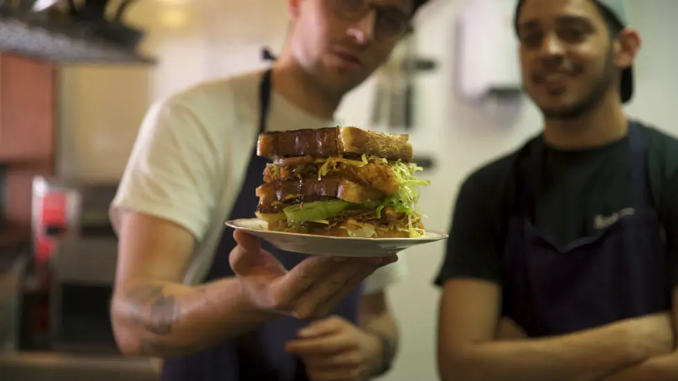 Vidéo : Holybelly revisite pour nous le mythique club sandwich