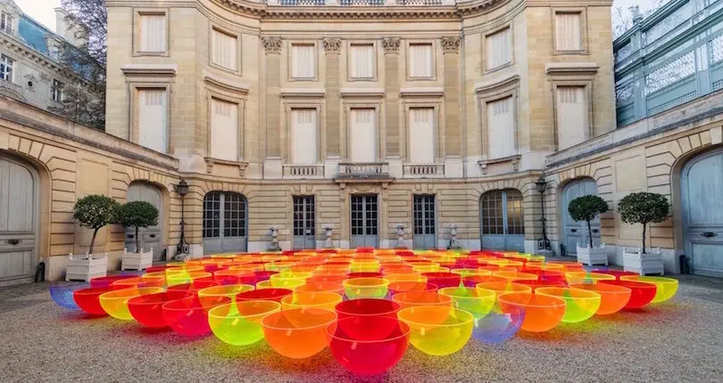 L’installation fluorescente de Liz West illumine la cour d’un musée parisien