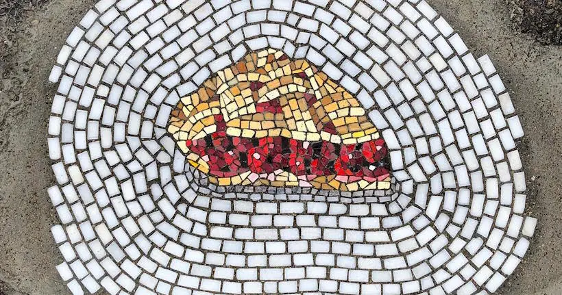 Hot dog, brocoli et tarte : cet artiste répare les routes avec des mosaïques culinaires