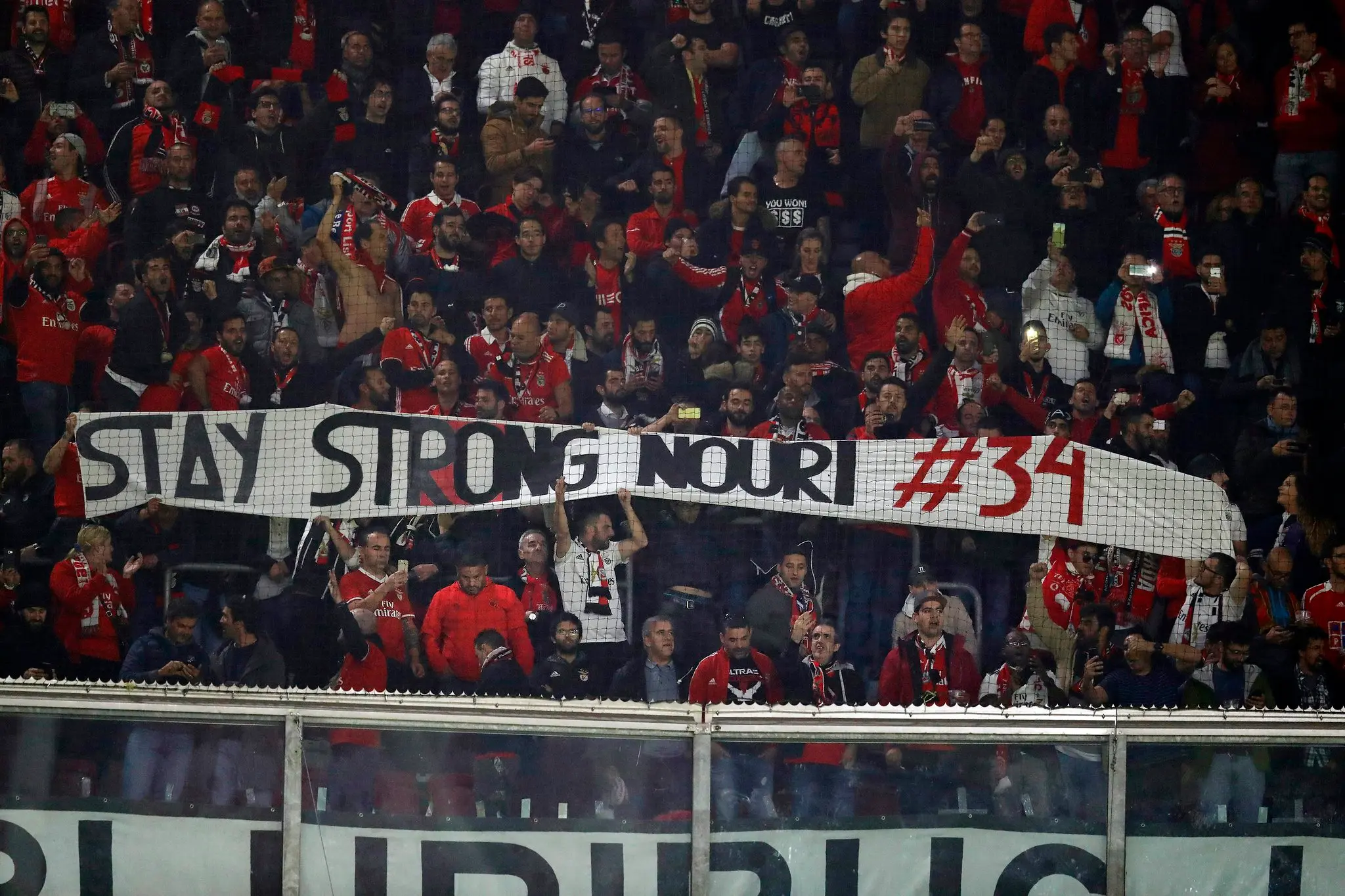 En images : contre l’Ajax, les supporters du Benfica ont rendu un bel hommage à Abdelhak Nouri