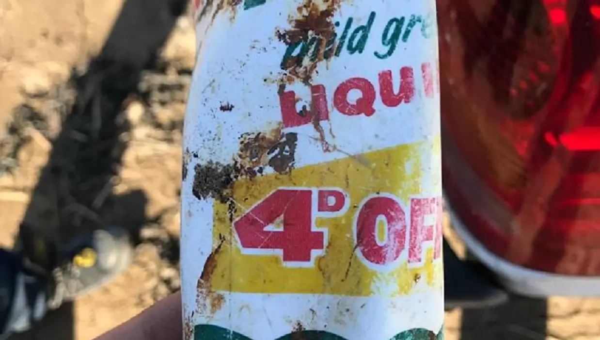 Une bouteille en plastique vieille de 47 ans s’échoue sur les côtes britanniques