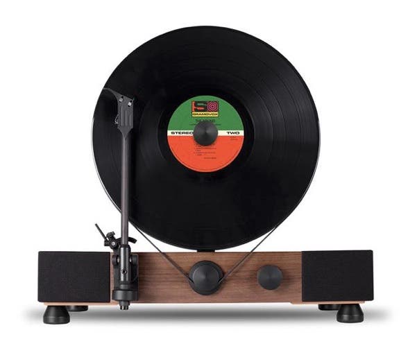 Platine vinyle vintage avec un disque vinyle verticale.
